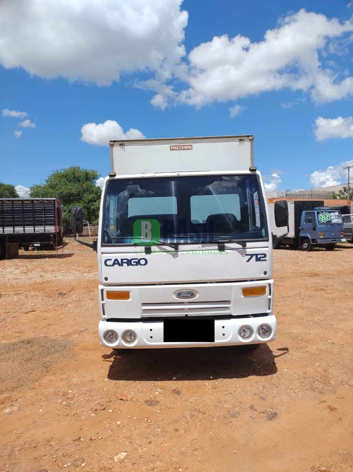 Ford Cargo 712 baú 2008